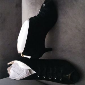 NWOT Adrienne Vittadini Black Suede Booties, size 9.5 M